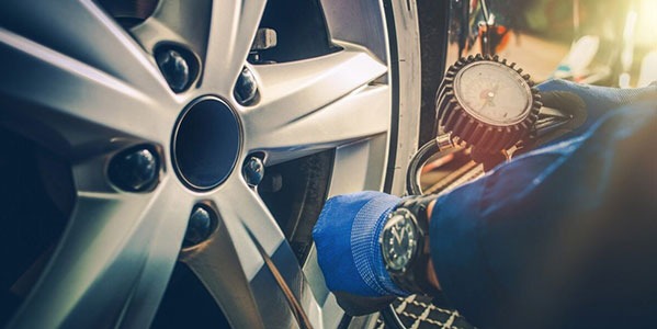 Pourquoi vérifier régulièrement la pression des pneus